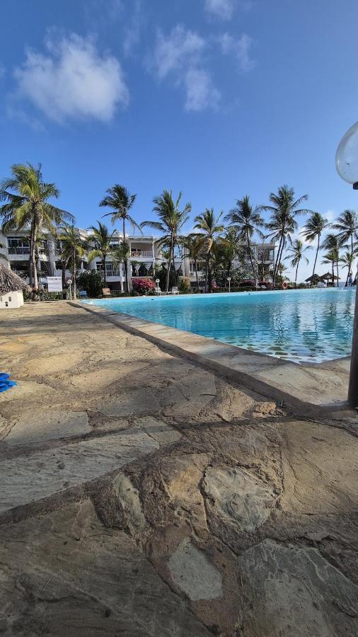 Two bedroom two bed beachfront apartment with large pool - B&B Malindi