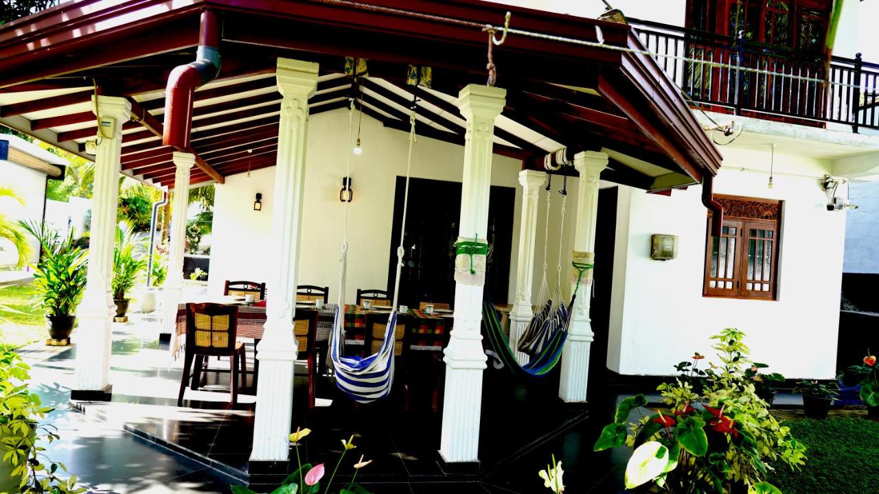 Premier Villa Tangalle - Bed and Breakfast Tangalle