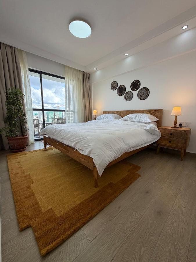Luxury 2BR, King & Queen Beds, 13th Floor City Views, Pool & Gym, Westlands