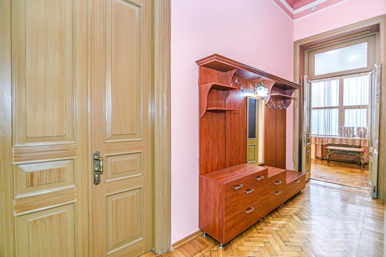 Appartamento con 4 Camere da Letto e Balcone 