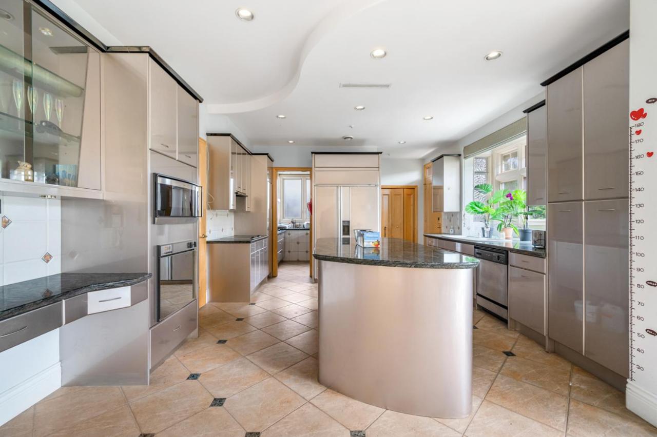 Easeful Room in Kerrisdale Near UBC and Transit - B&B Vancouver