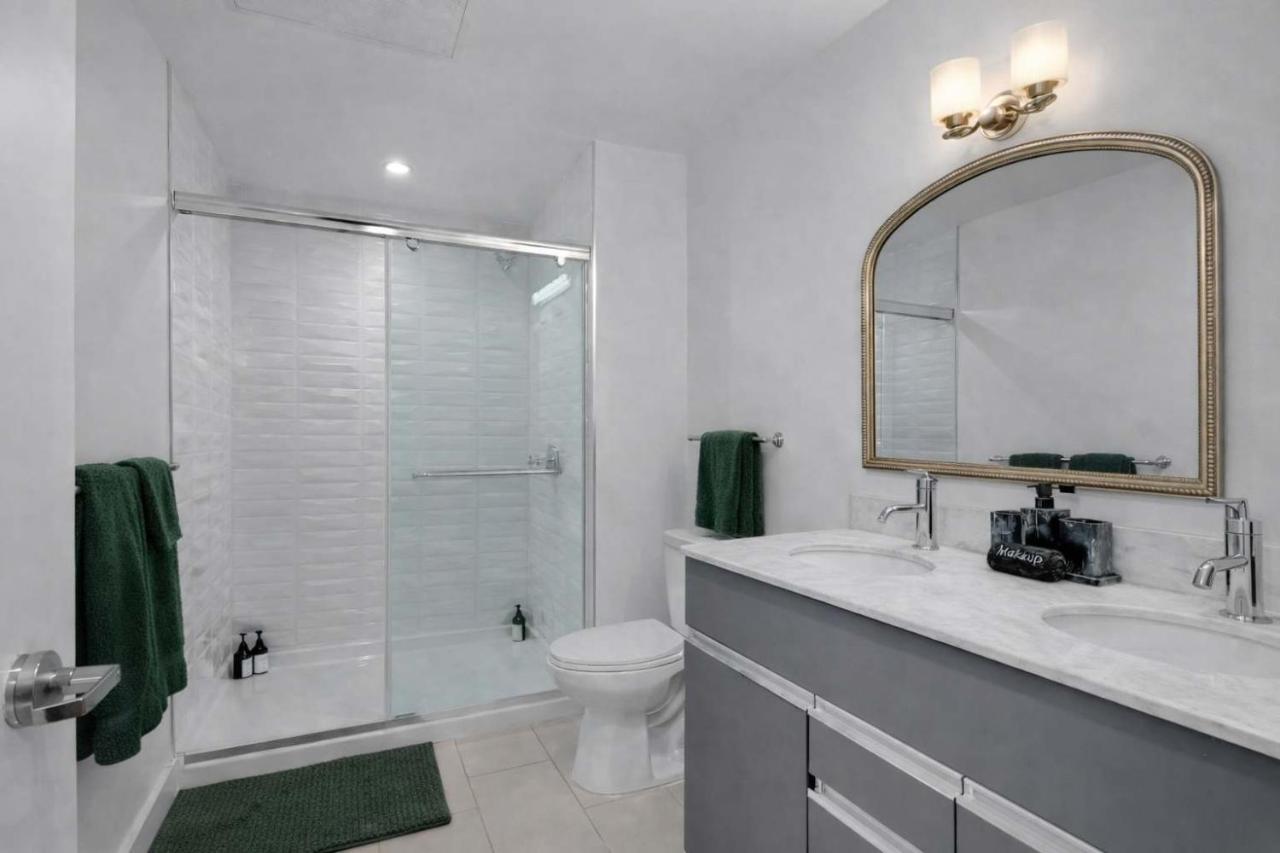 Downtown Tulsa Executive Suite Sleeps 6 Gym Co-Work & Lounge Access - Bed and Breakfast Tulsa