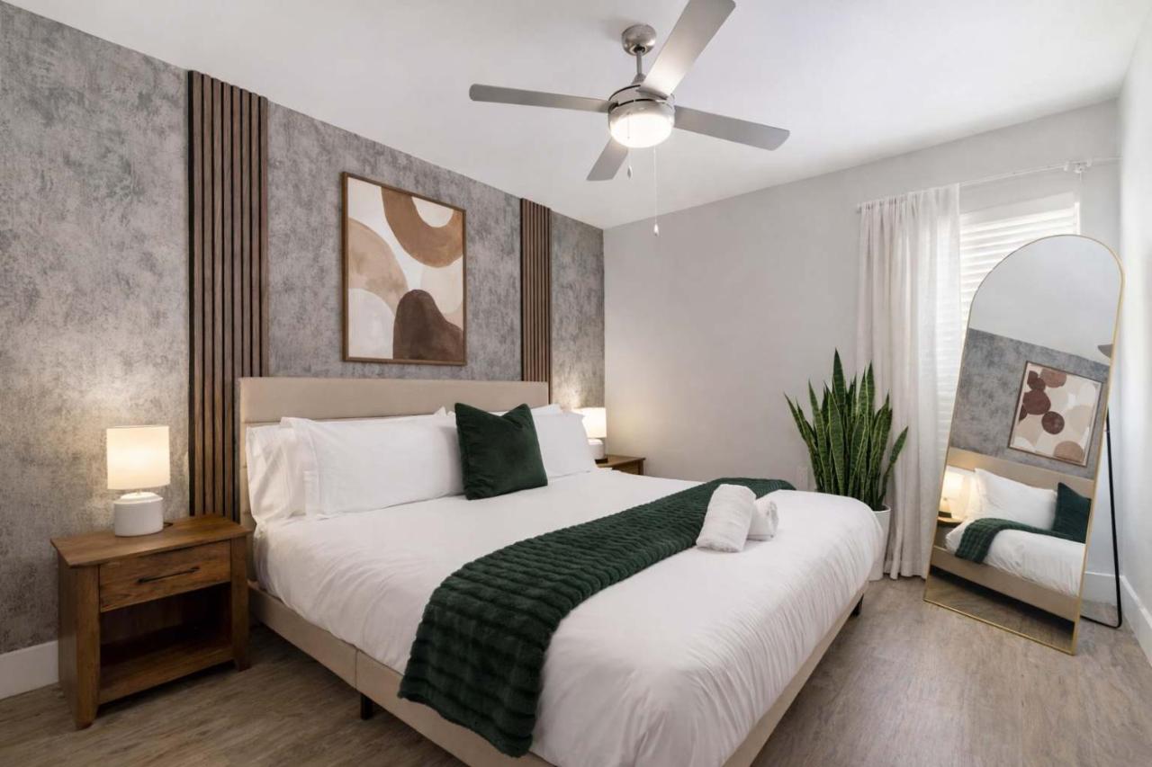 Chic South Tampa Retreat 2 King Beds Pool Gym & Prime Walkable Location - Bed and Breakfast Tampa
