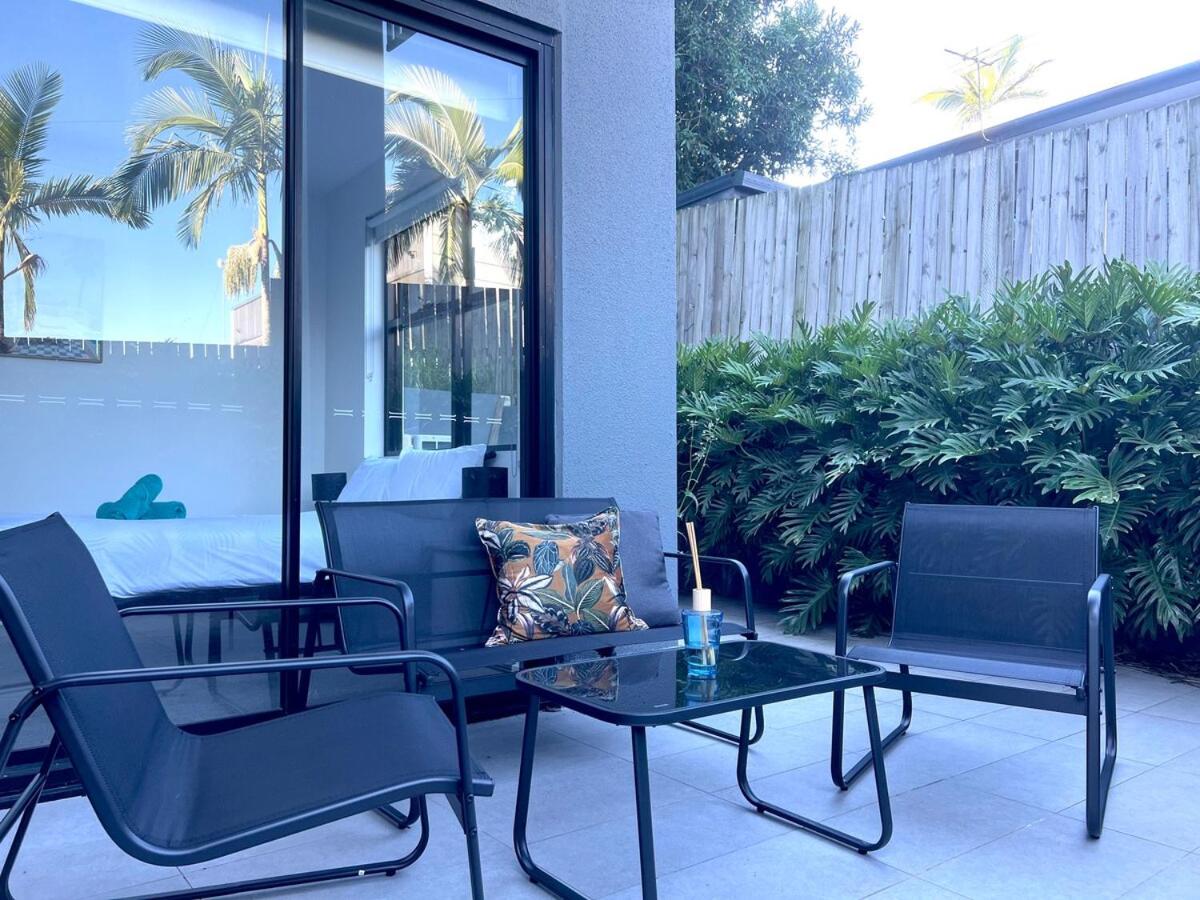 Cannon Hill 2BR Retreat with Patio & Parking - Chambres d'hôtes Brisbane