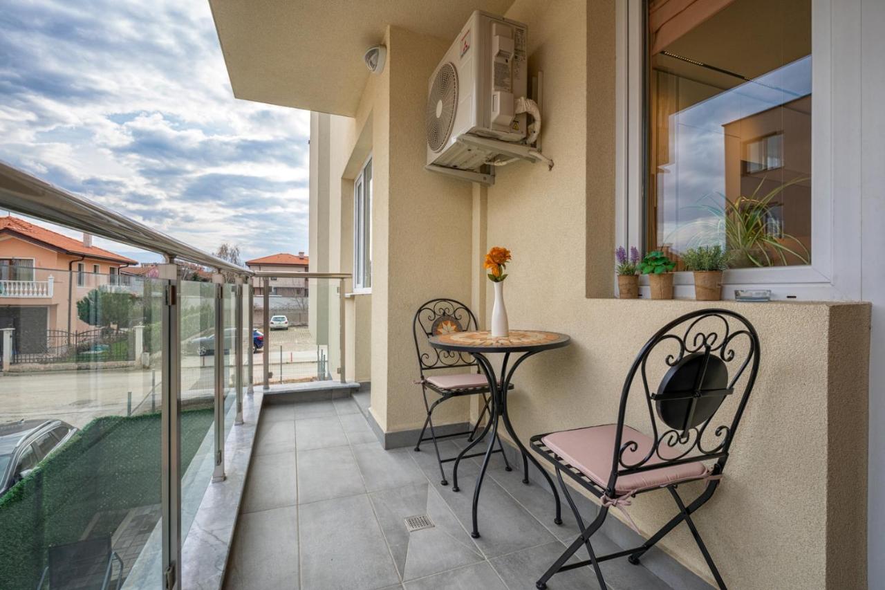 Your Stylish 1BR with Private Parking - Ferienwohnung Plowdiw