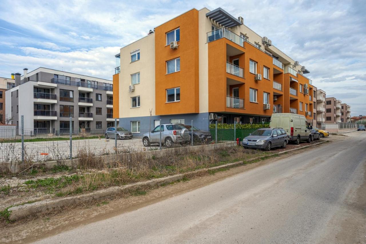 Your Stylish 1BR with Private Parking - Ferienwohnung Plowdiw