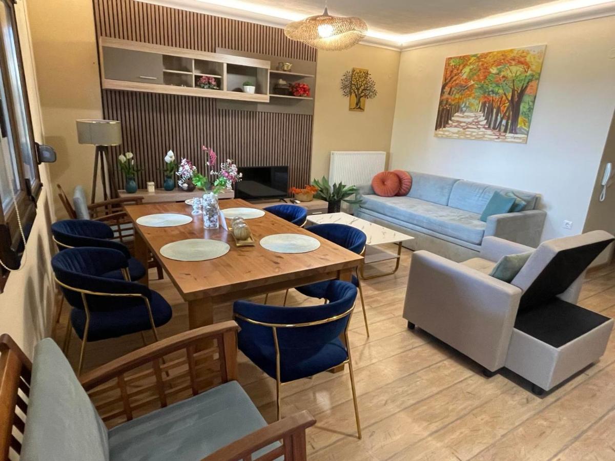 TwinStars apartment with courtyard and view - B&B Kalýves Polygýrou