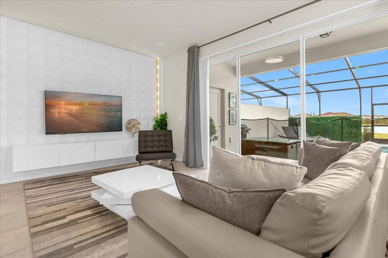 5 Bedrooms 4 Bathrooms Solterra 7561 OS - B&B Davenport