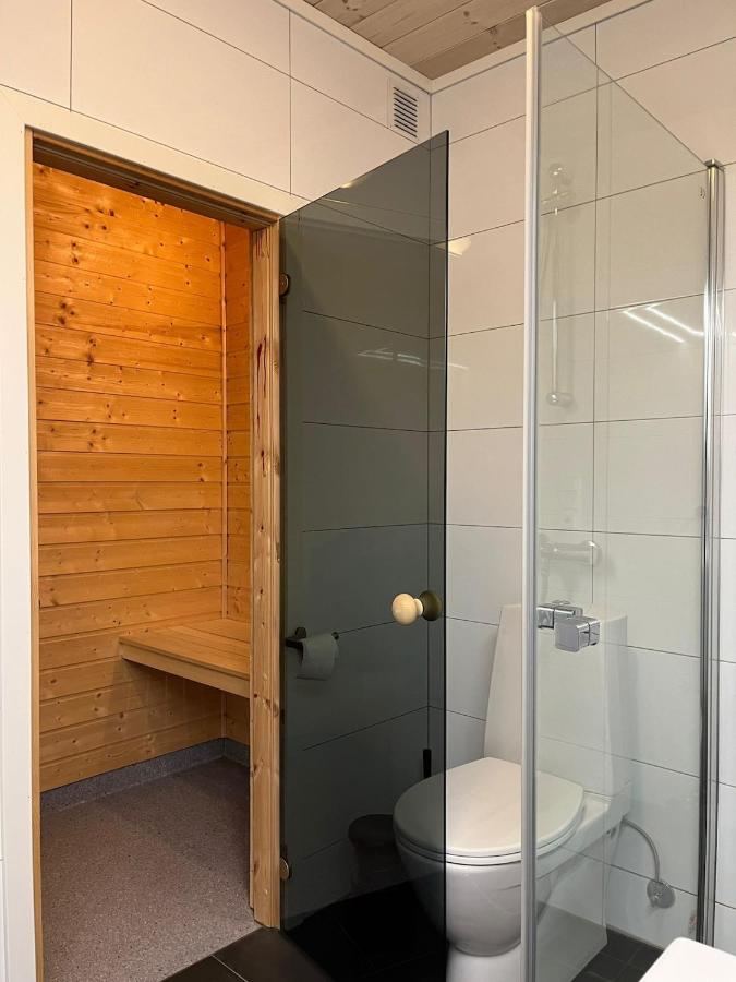 Affordable Luxury Sauna Chalet - River Views - B&B Reino de Voss