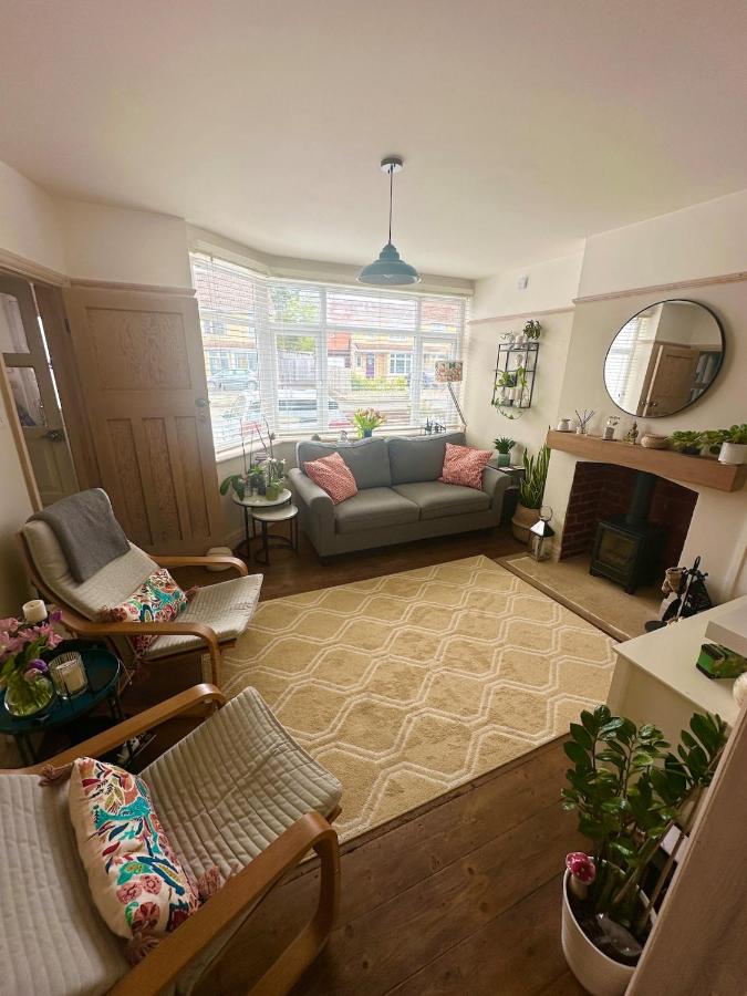 Spacious Family Home with garden, EV charger & Gym - B&B Trowbridge