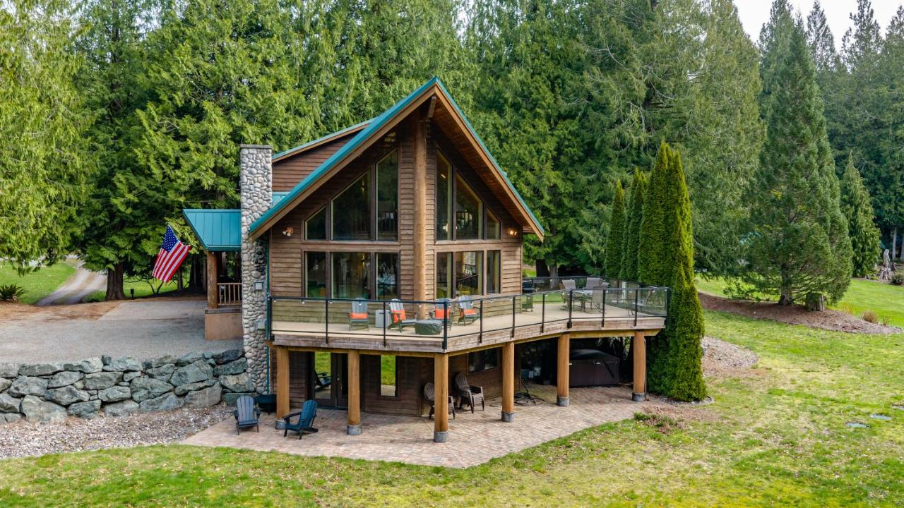 Luxury Riverfront Estate Hot tub views-Ideal for large groups or Family Getaways - Chambres d'hôtes Concrete