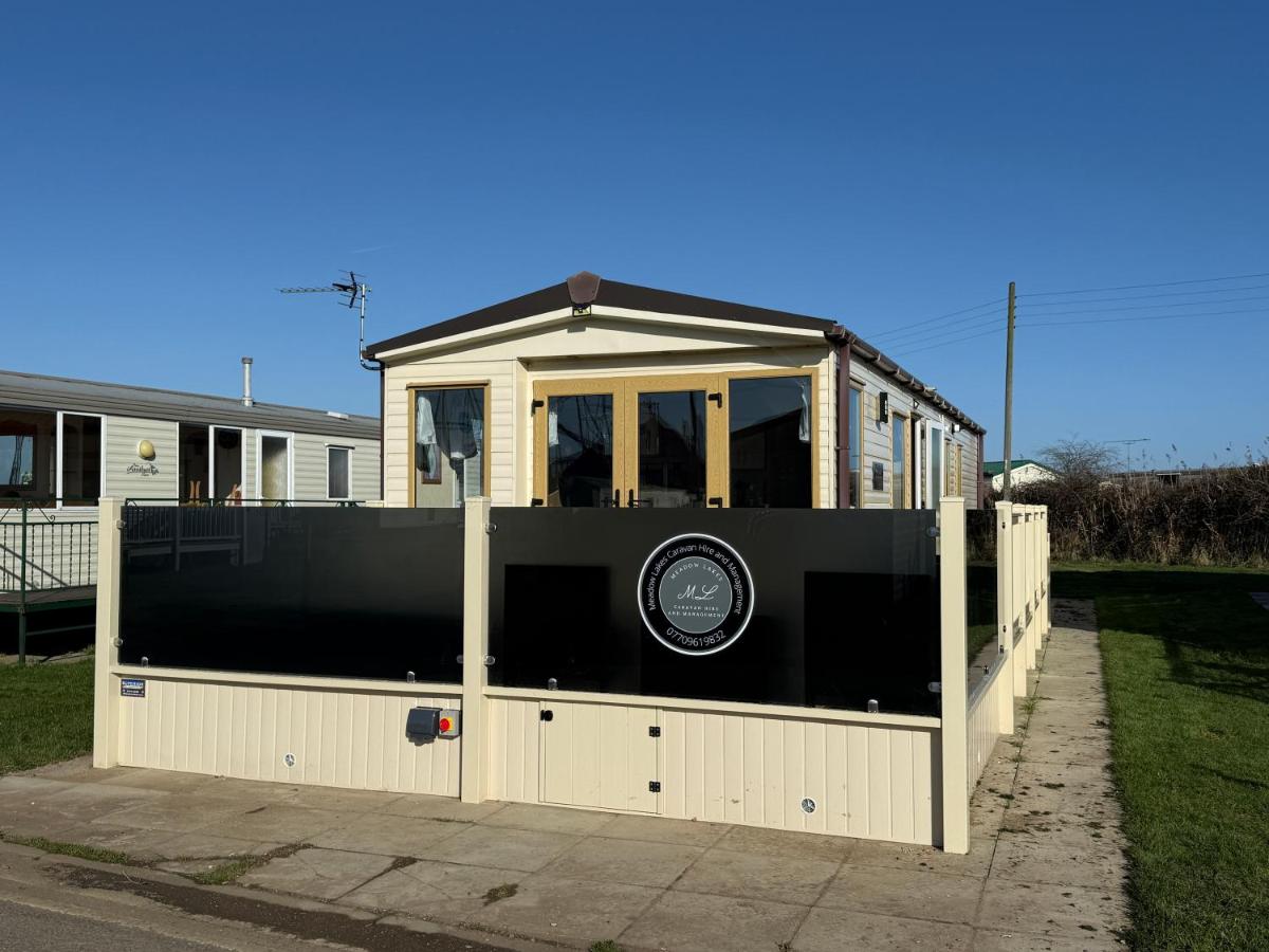 Sunnymede i3 - Fantasy Island - Hot Tub - Pet friendly - Wi-Fi available - Meadow Lakes Caravan Hire - Chambres d'hôtes Ingoldmells
