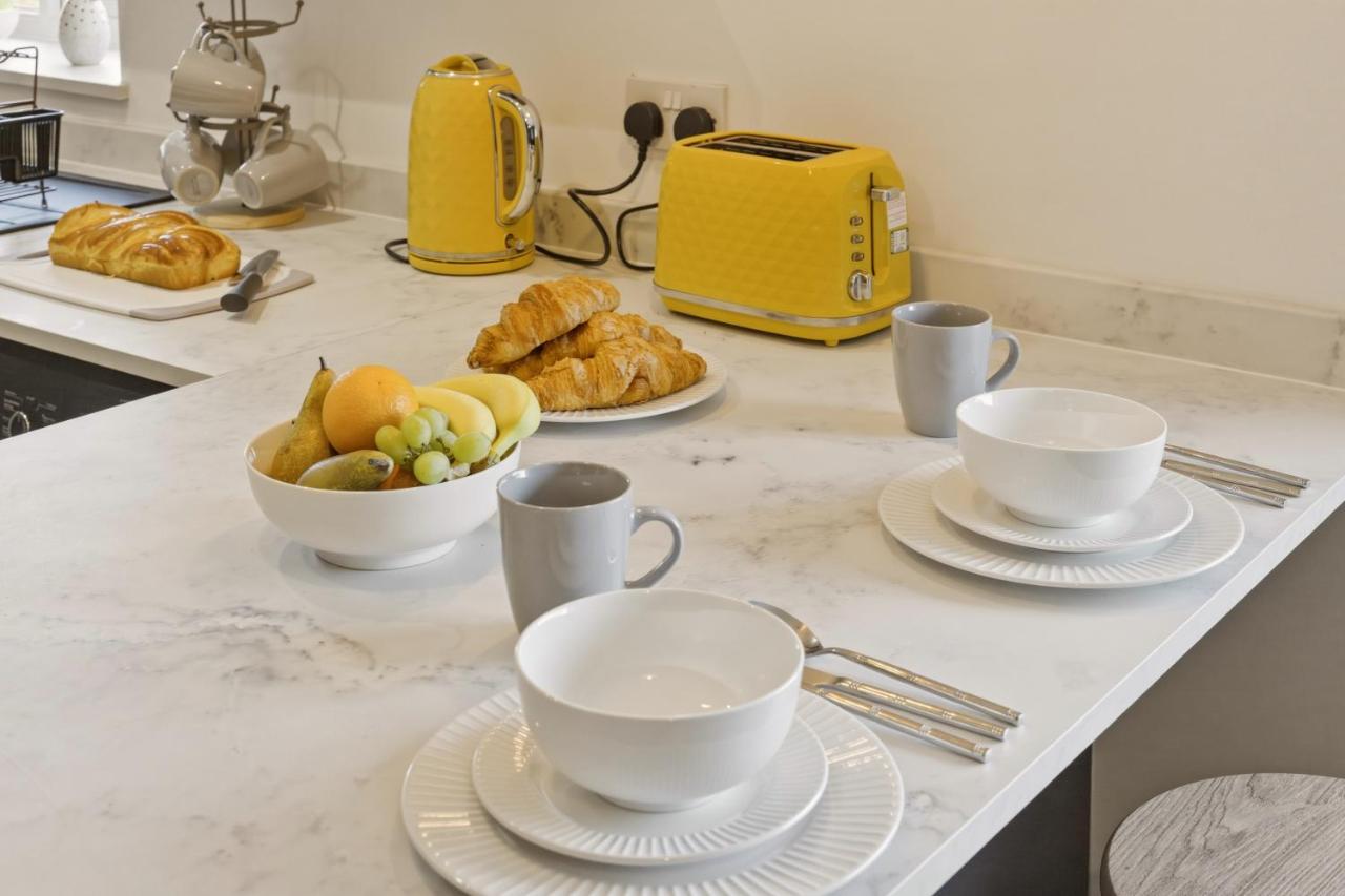 2BR Flat, Free Parking, WiFi, Smart TV - B&B Whitley