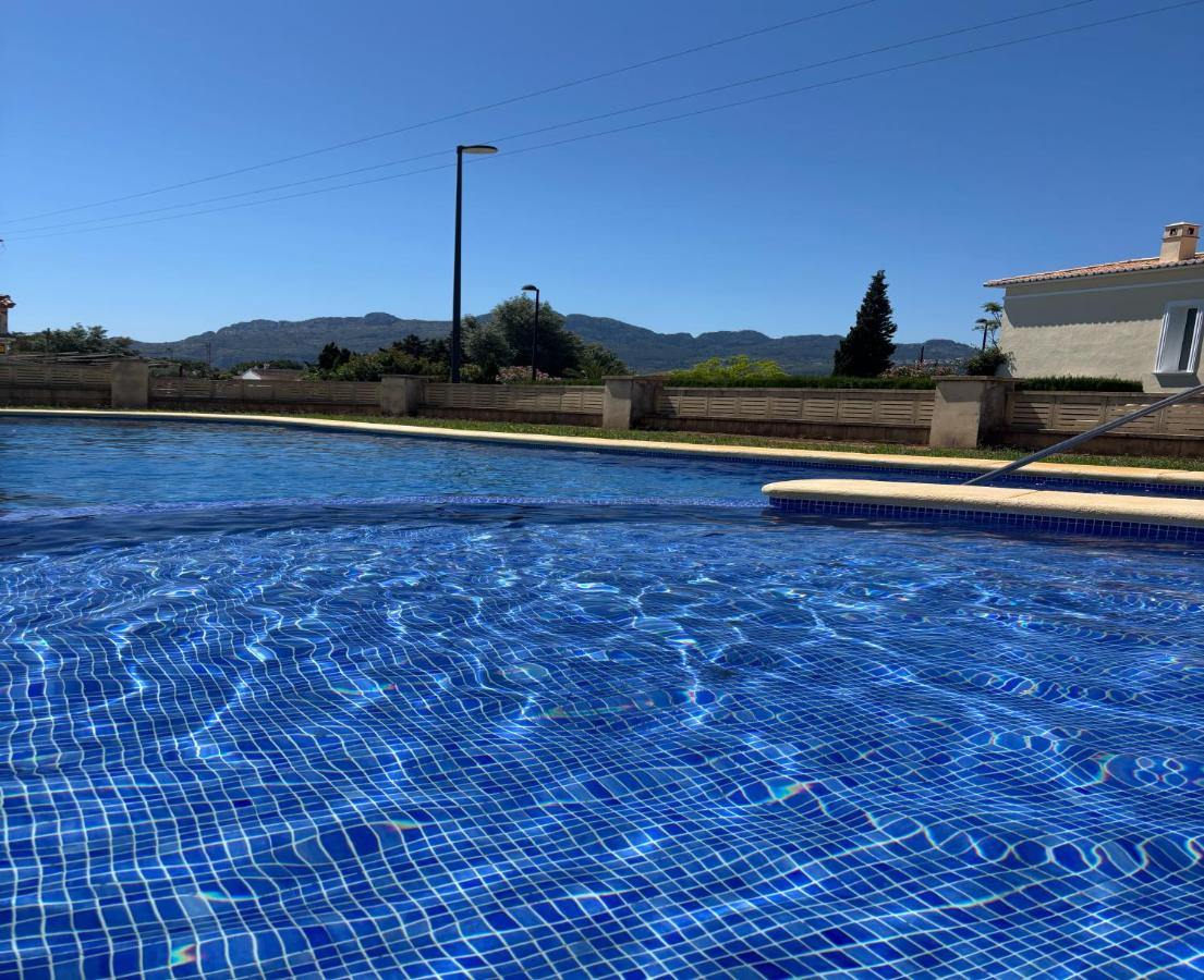 Apartamento en DENIA con 3 habitaciones dobles y piscina a 150 metros de la Playa Les Deveses - B&B Denia