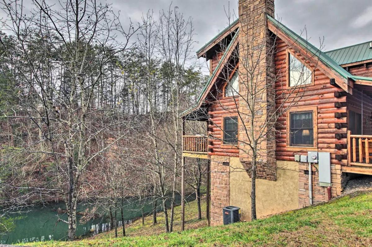 Couples Creekside Retreat w Hot Tub Near PF - B&B Pigeon Forge