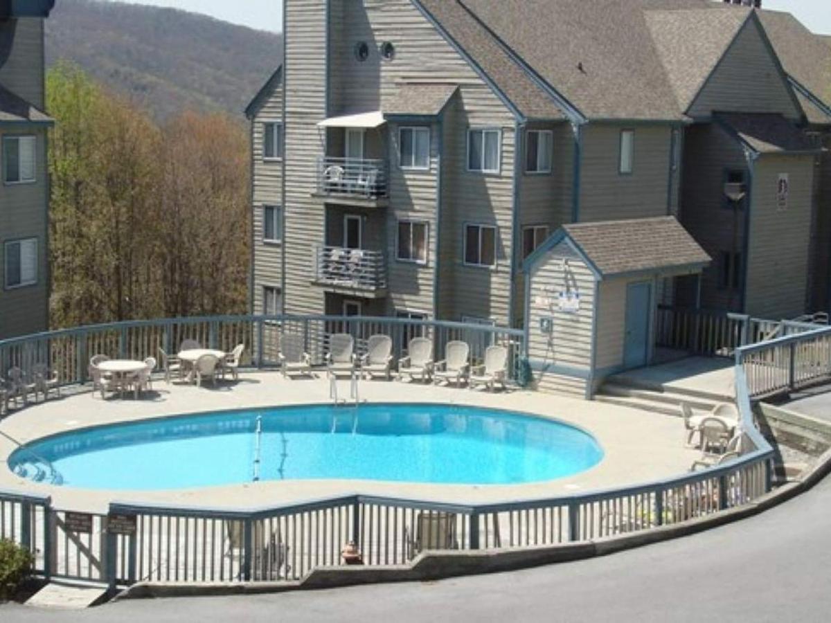 Mountain Monarchy Studio for 2 Condo, Pools, Wifi & Cable - B&B Gatlinburg