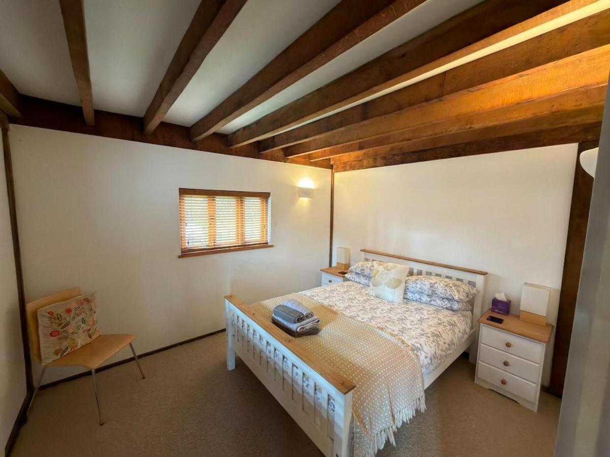 Cabin Sleeps 6 with Parking and Patio - B&B Davidstow