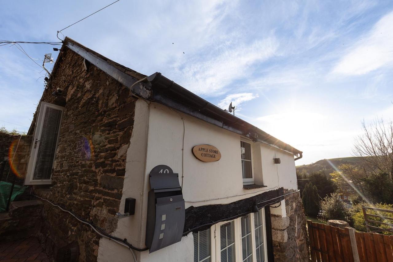 Hot Tub Cottage Near Llandudno & Snowdonia with Garden and Scenic Views - Chambres d'hôtes Mochdre