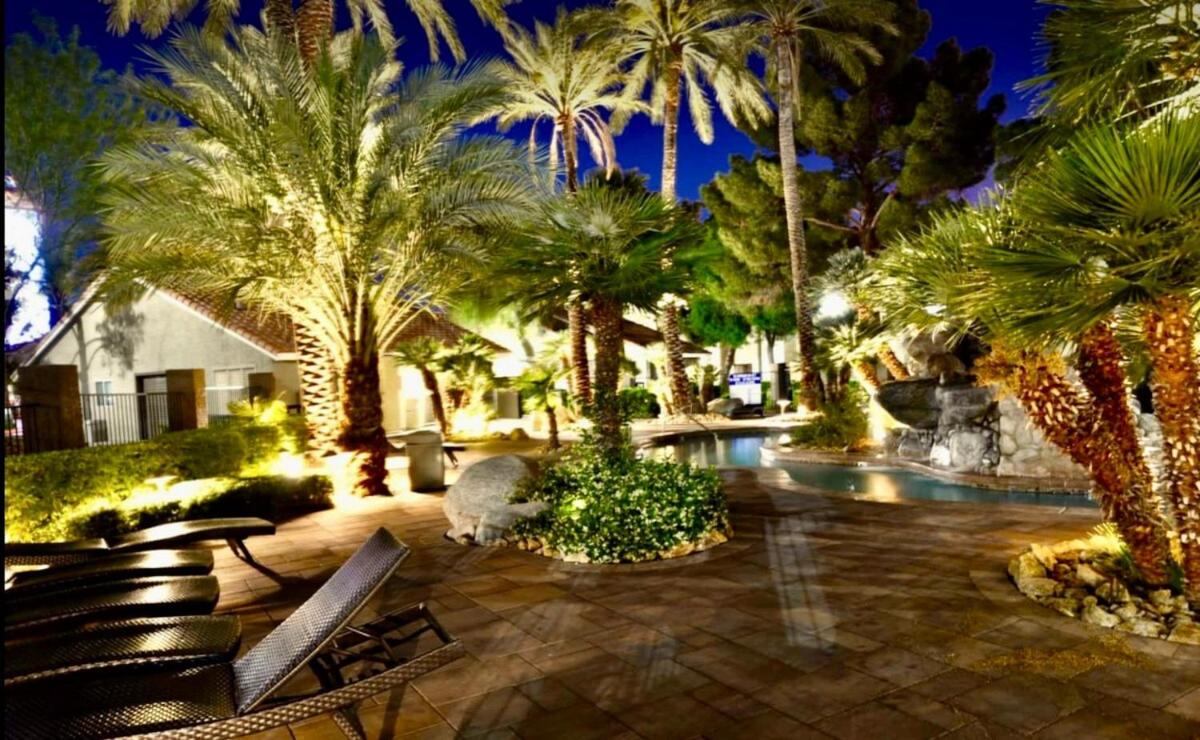 Enchanting- 2 Bedroom Condo with Pool - B&B Las Vegas