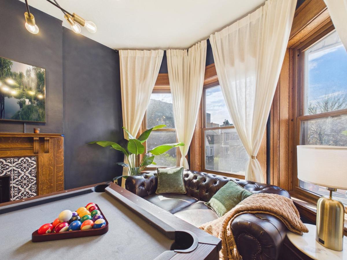 Wrigleyville Art Deco Suite Garage - B&B Chicago