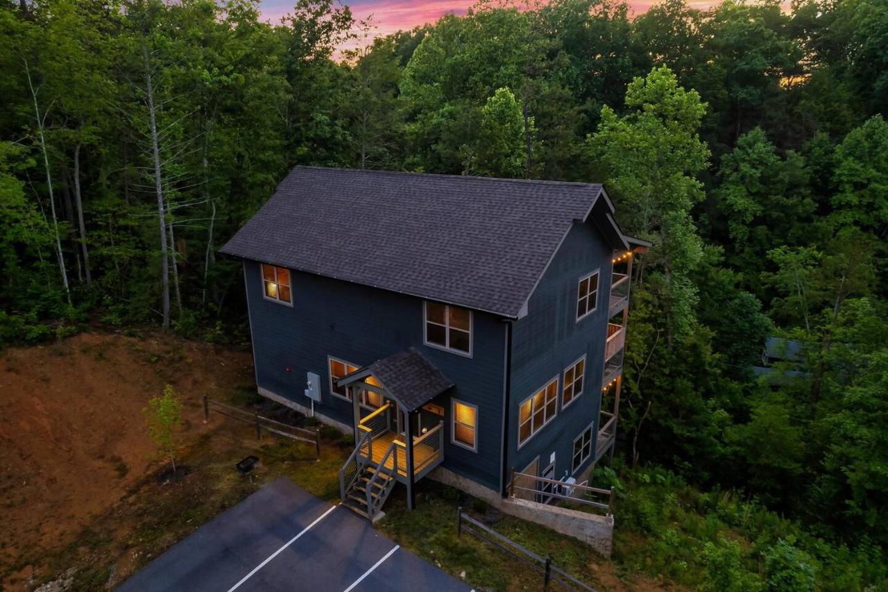 Mountain Cabin | 3 Decks | Pool | Hot Tub | Games - Ferienwohnung Gatlinburg