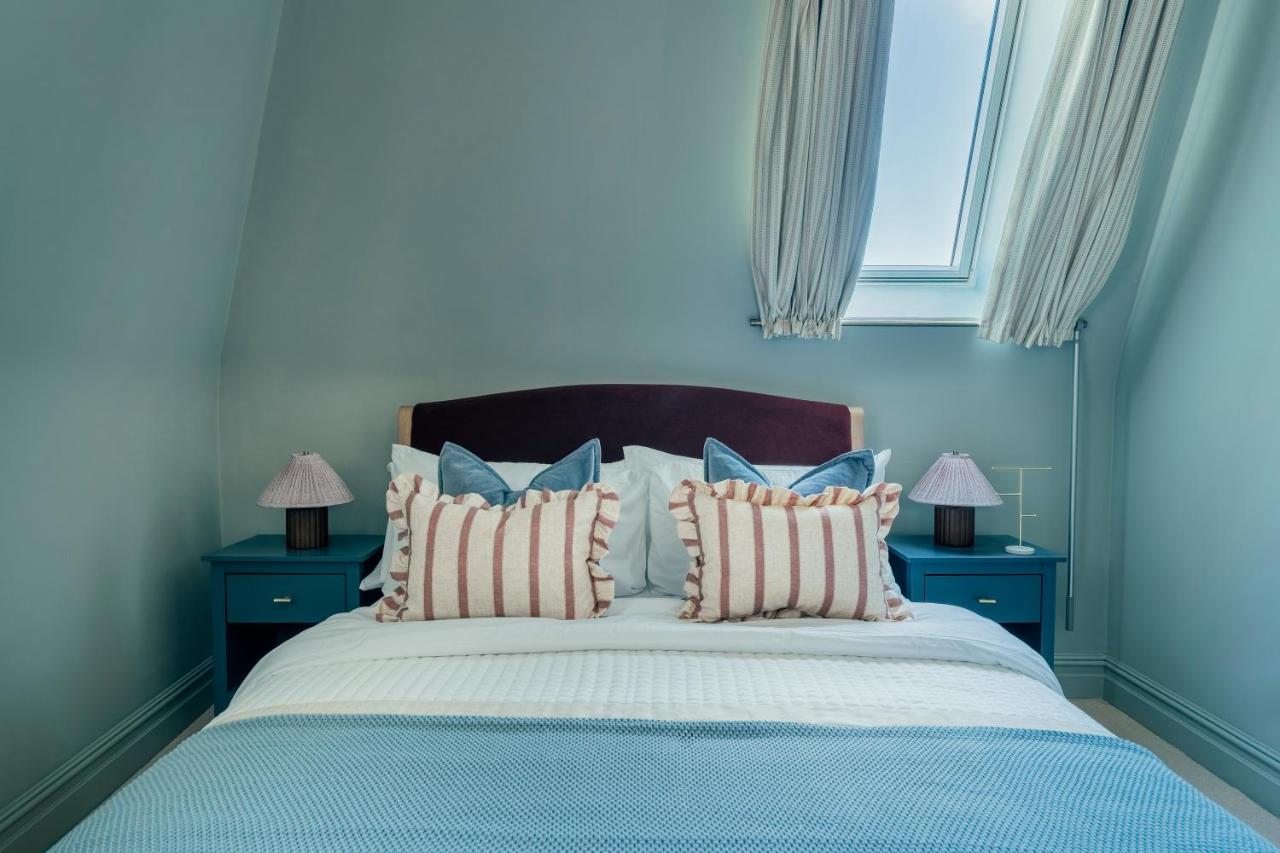 Ember & Sky - 2 Bed Classic Apartment (Skylight Bedroom View)