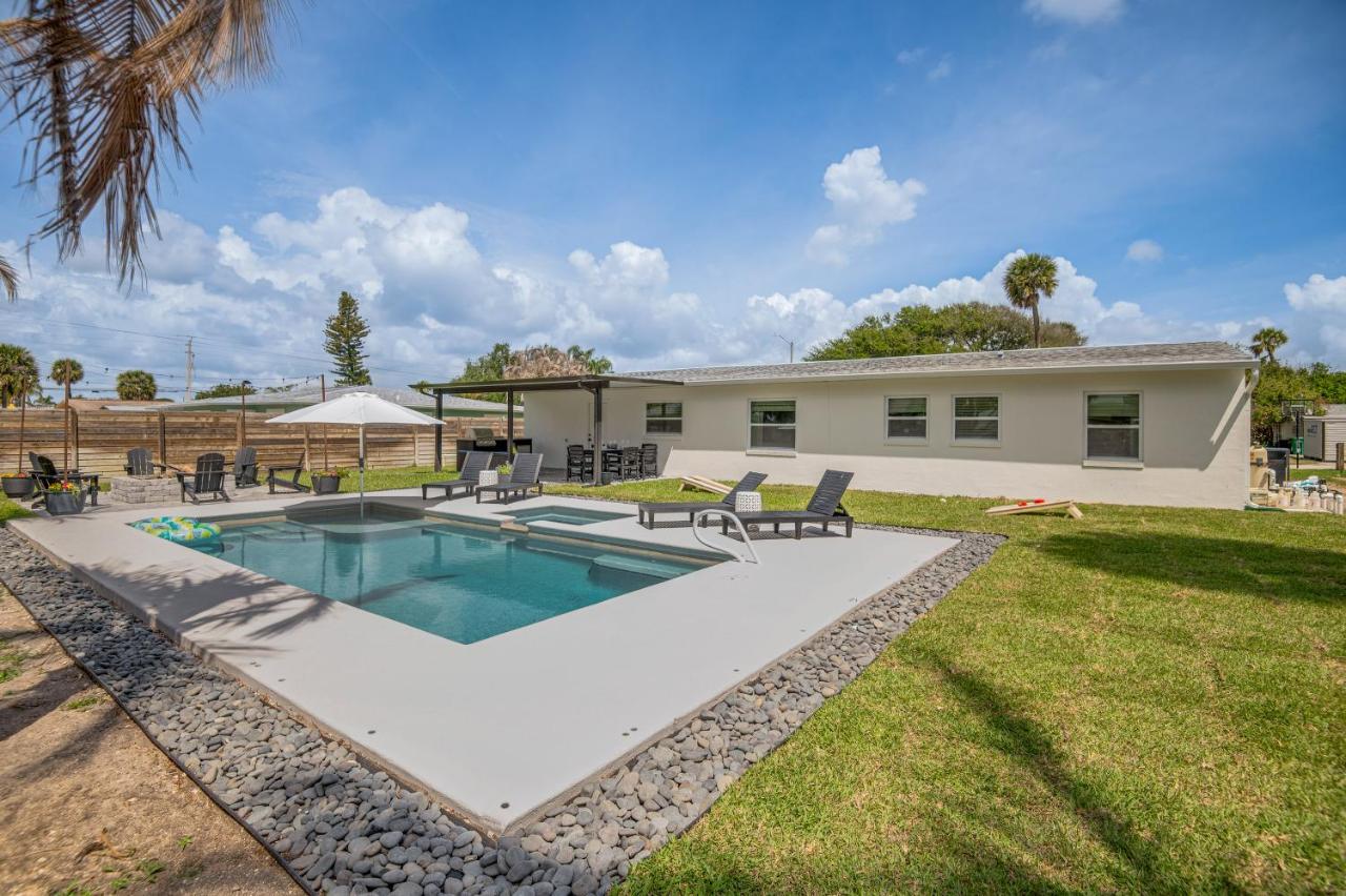Pool & Spa, 2 Blocks to Beach! Cocoa Beach Retreat - B&B Cocoa Beach