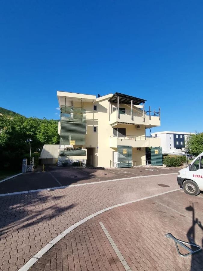 Wistaria First Line Apartment - B&B Ðenovići