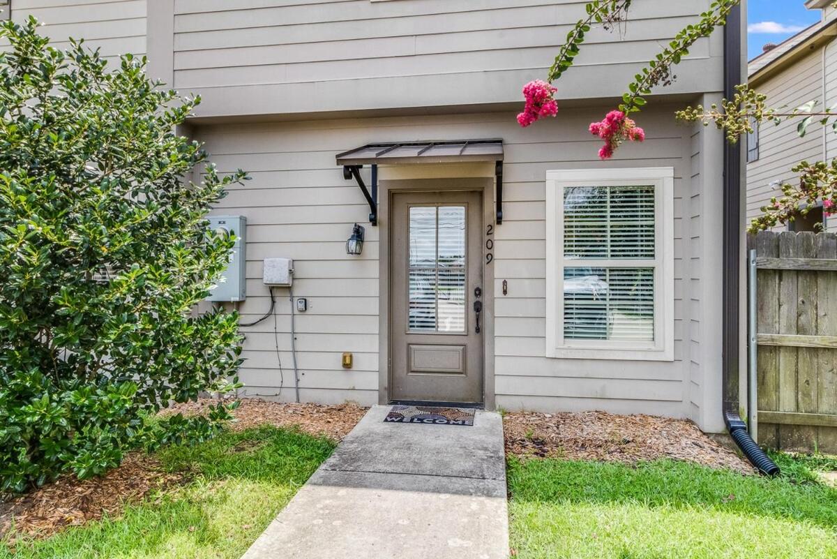 Cheerful 2 BR Townhouse Gated - Bed and Breakfast Lafayette