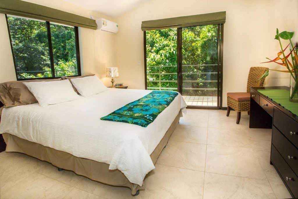 Tropical Paradise Villa - Beautiful Pool, Surrounded by Nature and Wildlife! - B&B San Antonio