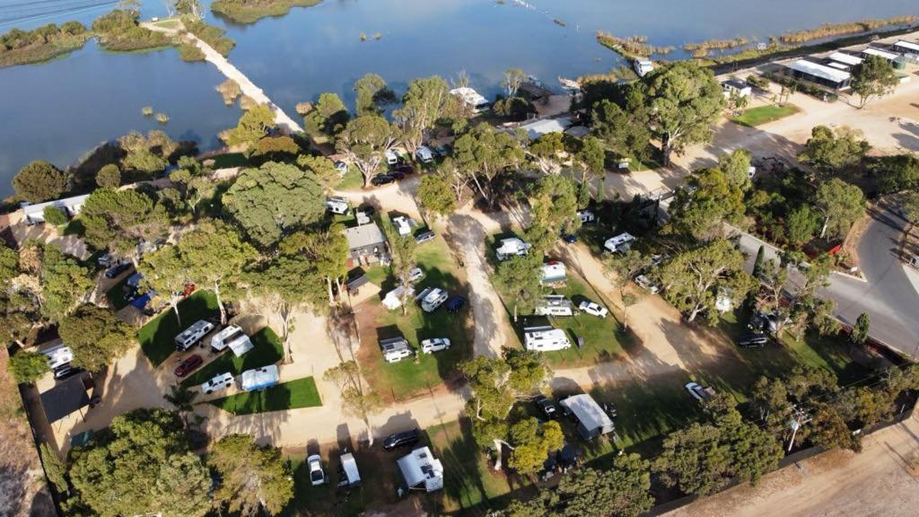 Waterfront Holiday Park - Adult Only Retreat - B&B Tailem Bend