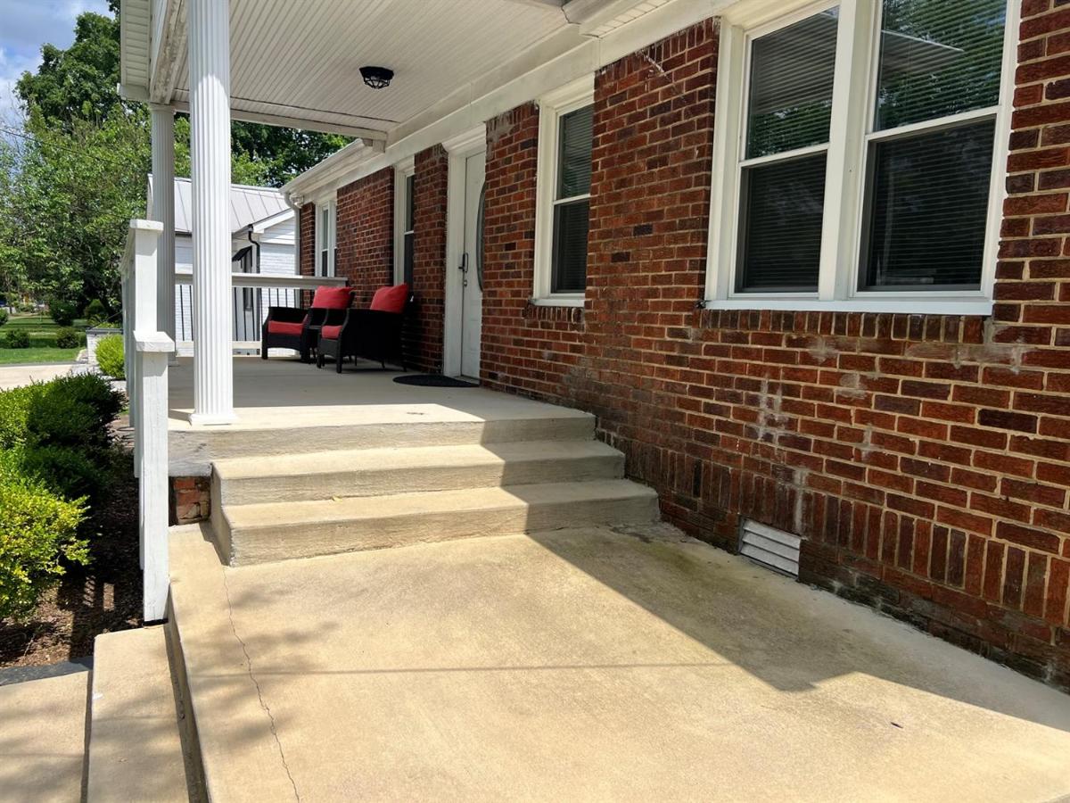 The Porchside Perch Walk to UNADowntown Florence - B&B Florence
