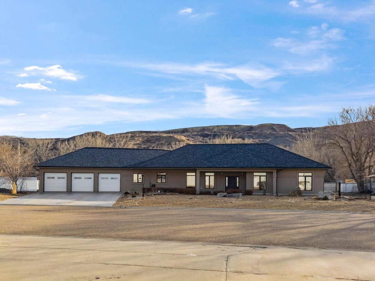 Coulee Estate - Hot Tub, Pool Table, Sleeps 10 - B&B Drumheller