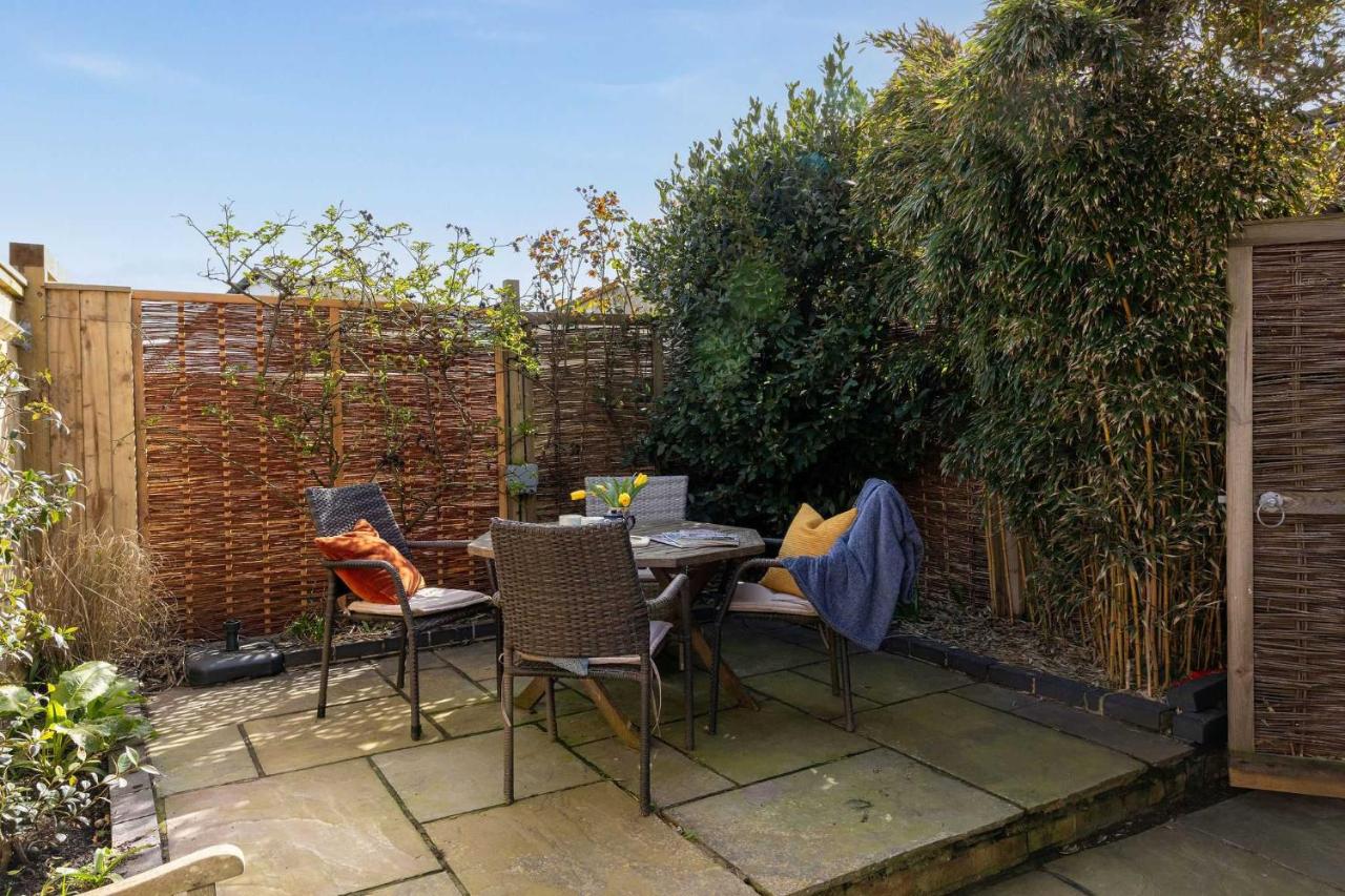Journey's End Luxury Cottage 100m from Sea - B&B East Wittering