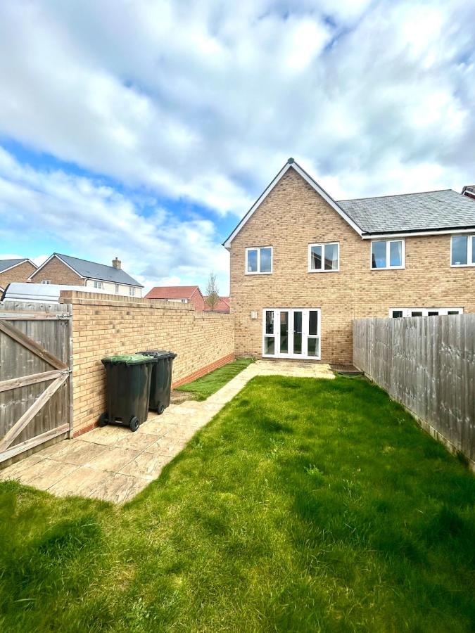 CHARMING VILLAGE HOME, stylish interior, FREE PARKING for 2 cars, private rear garden, 2 DOUBLE BEDROOMS and easy access to M1 - Chambres d'hôtes Houghton Conquest