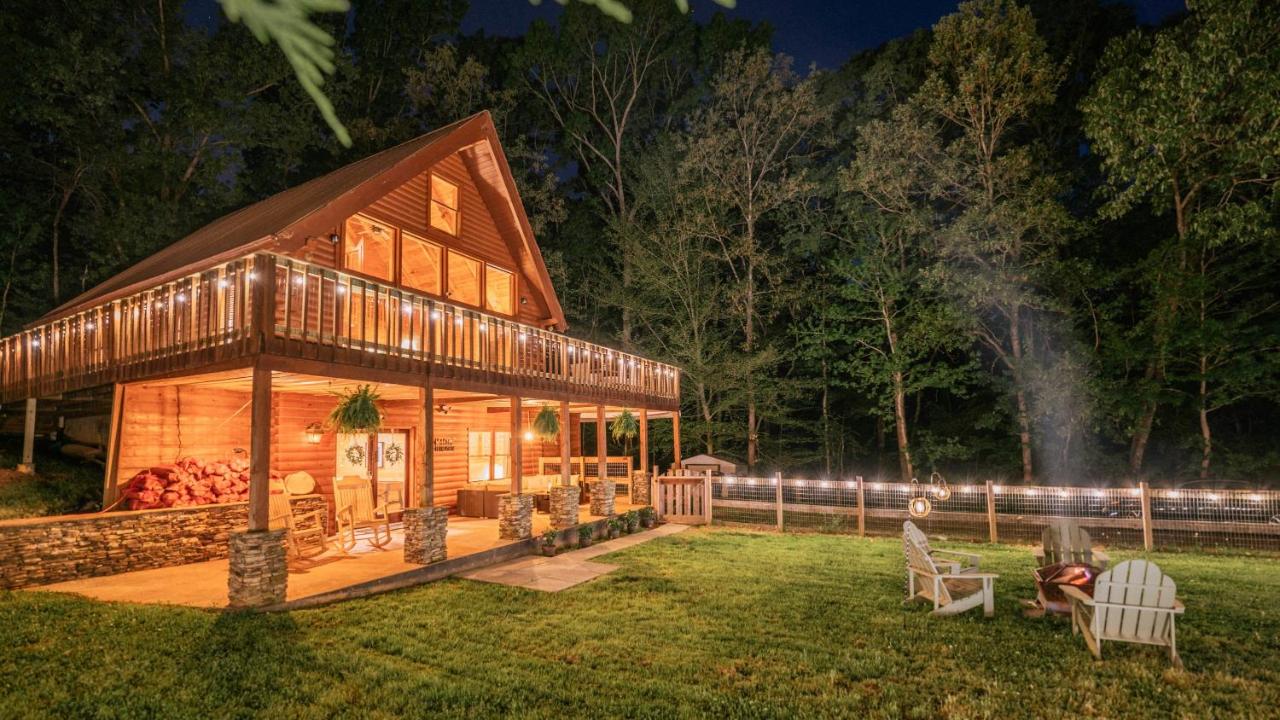 Amenity Packed A-frame Cabin With Two Bedrooms And Loft - Ferienwohnung Gainesville