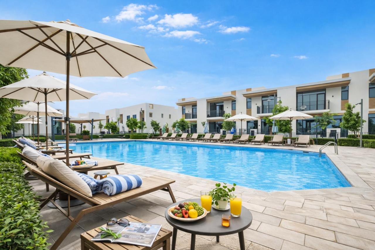 DVH Luxe, Elegant 4BR Villa, Gated Resort Amenities, Ranches 3 - Chambres d’hôtes Dubaï