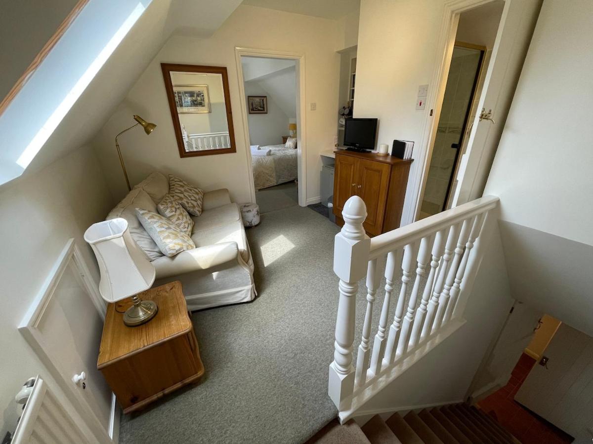 Private Self Contained Annexe Room with en-suite - Dogs welcome - B&B Ombersley