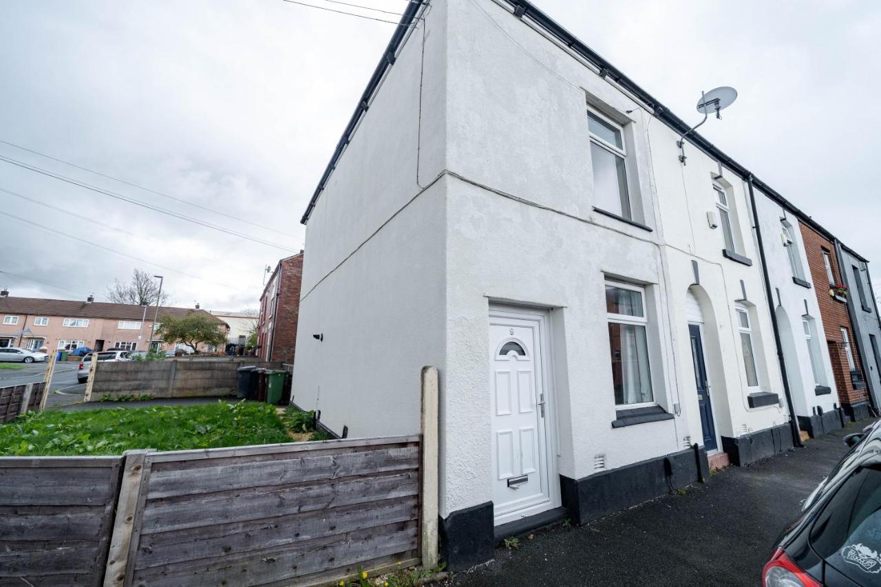 Modern Two Bedroom House in Central Hyde by Eason Stays, Ideal for Short Breaks & Business Stays with Free Driveway Parking - Chambres d'hôtes Hyde