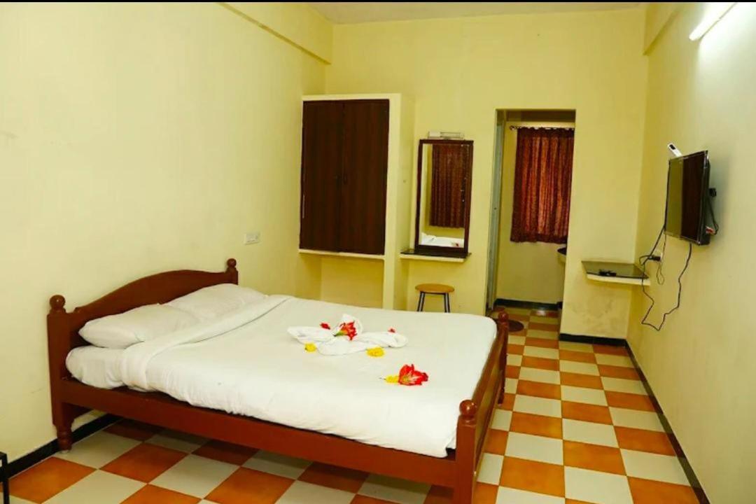 Monsoon Blooms - Bed and Breakfast Yercaud