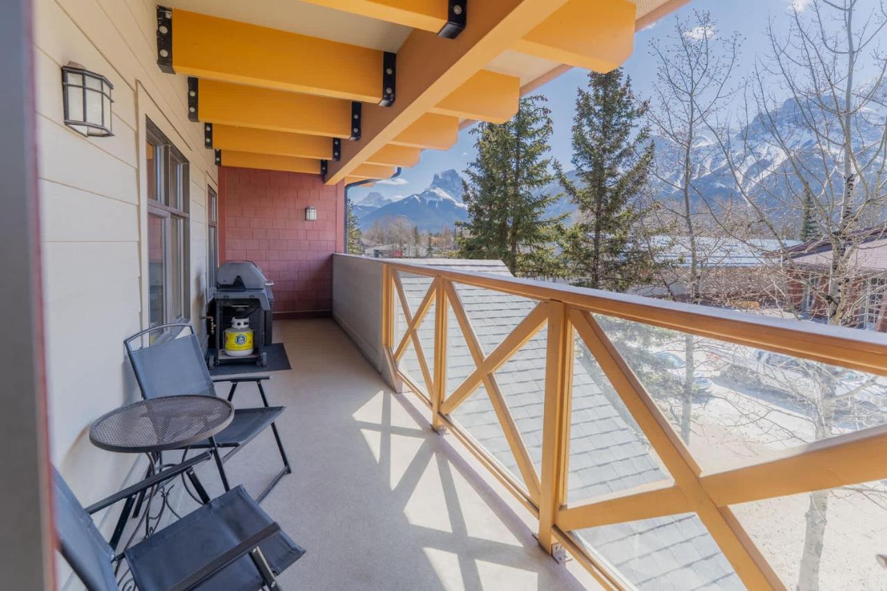 Hygge House - downtown mountain view sanctuary - Chambres d'hôtes Canmore