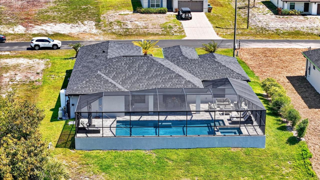Villa Capeside Waterfront Home with Heated Pool & Spa - Bed and Breakfast Cape Coral