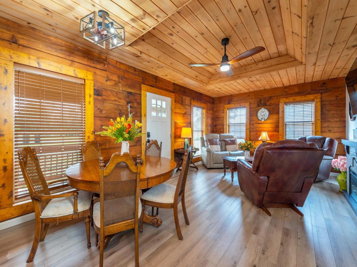 Hoots Hideaway - Porch - Fire Pit - Prime Location - Family Friendly - B&B Hendersonville