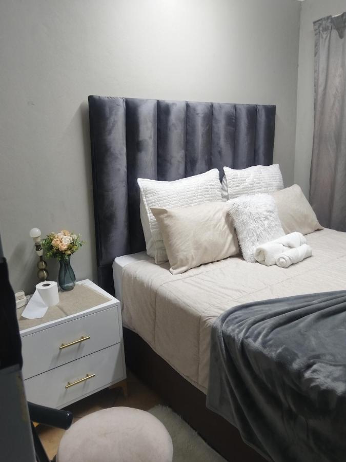 Soshanguve Lux Accom Room 02 - Bed and Breakfast Soshanguve