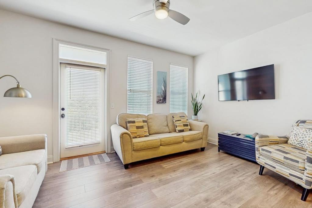 Cozy coastal condo with shared pool full kitchen & close to beach - Bed and Breakfast Santa Rosa Beach
