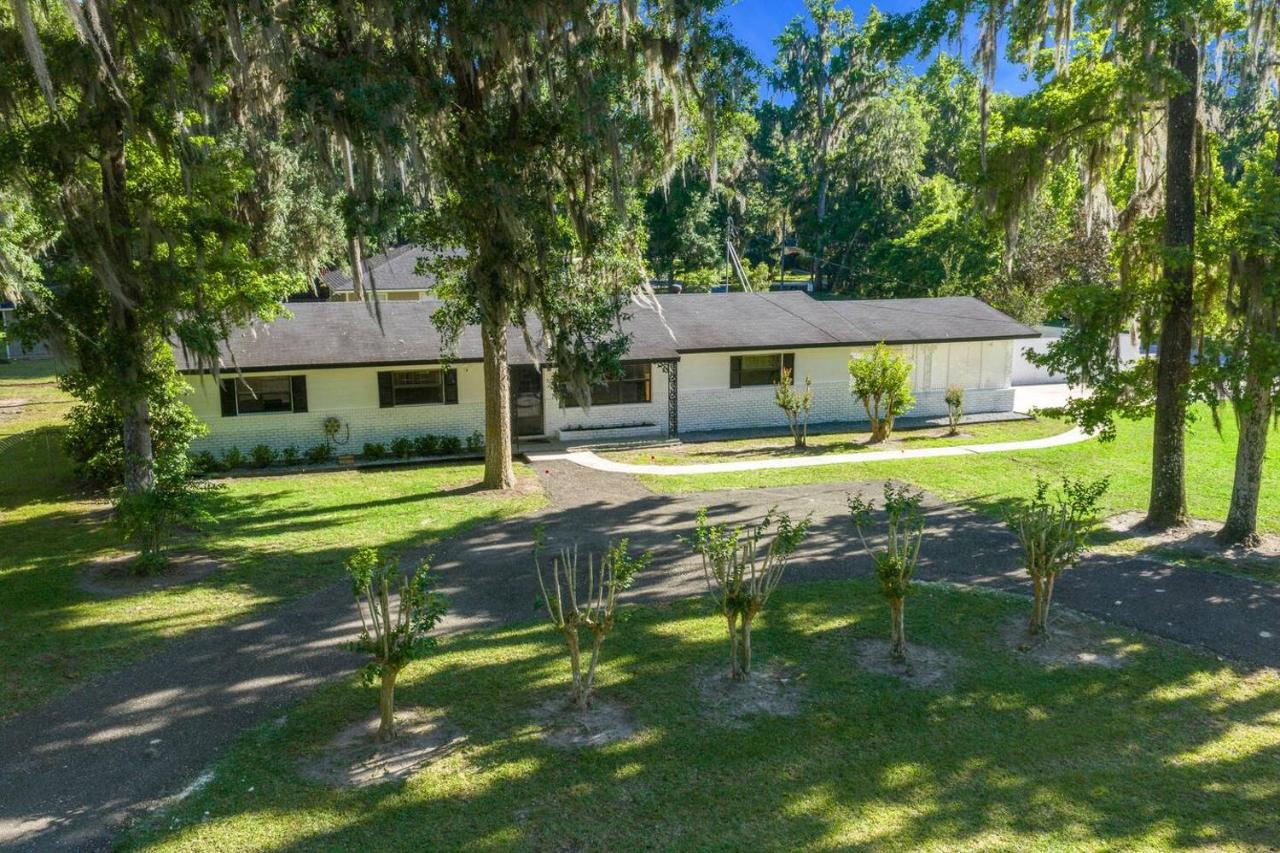 Modernized 3BR Pool Home near downtown, i75, & WEC - B&B Ocala
