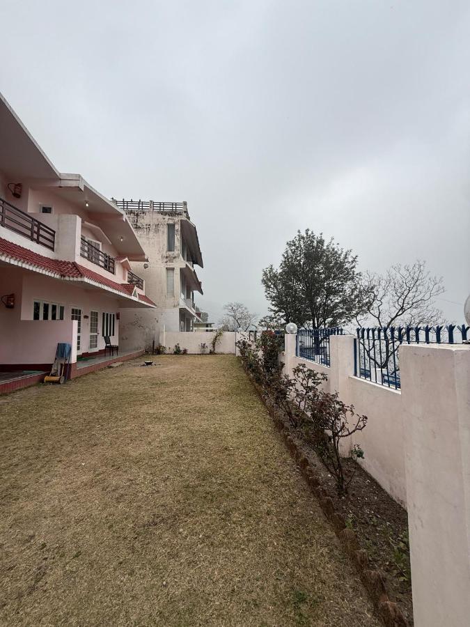 Scenic Hill Home near Nainital Lawn and Views - B&B Naini Tāl