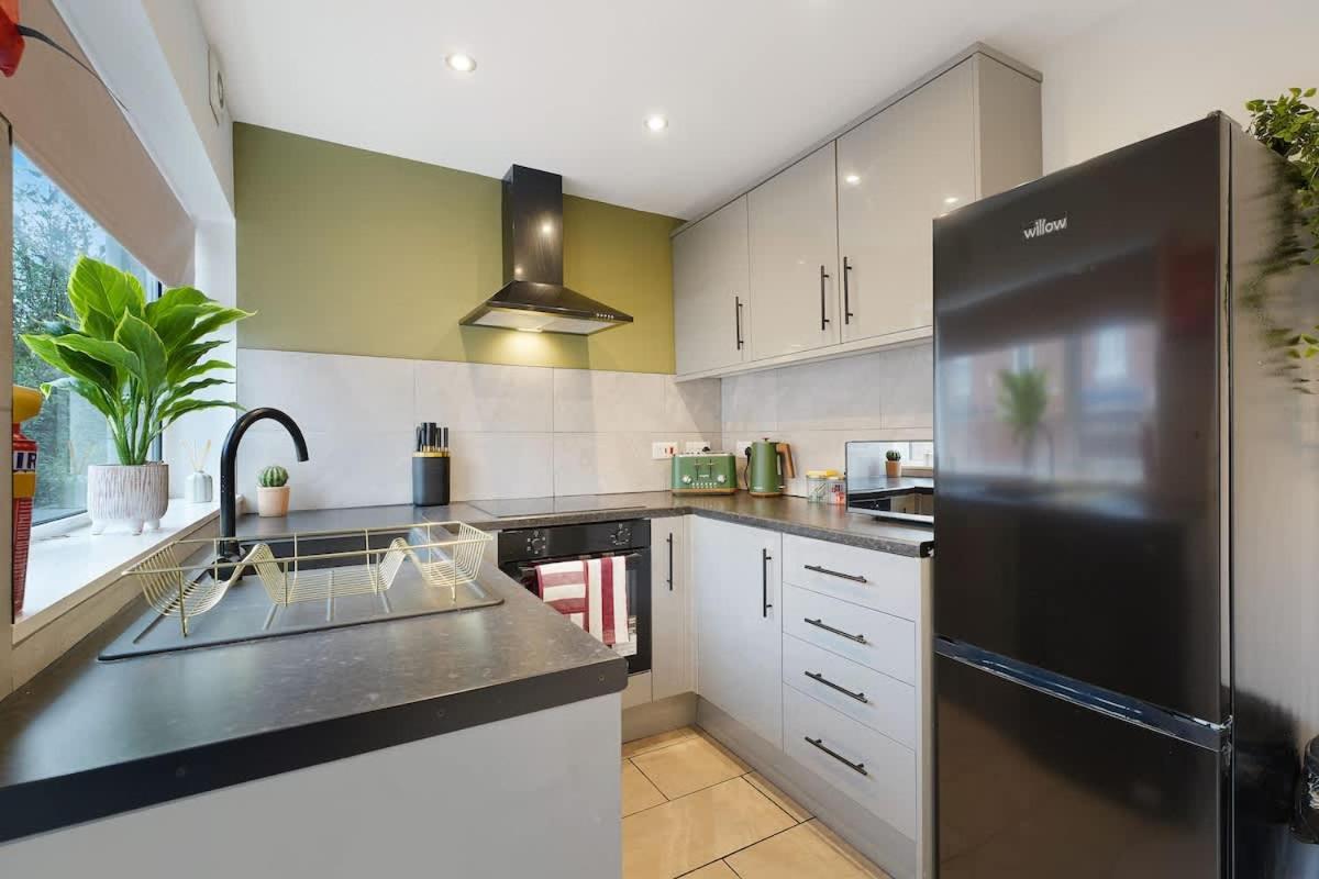 Modern 4BR Home with Easy Access to Town and Station - Bed and Breakfast Darlington
