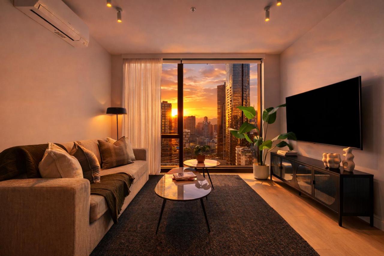 Luxe Skyline Suite Views Heated pool Gym Sauna Steam beside Crown Casino - B&B Melbourne