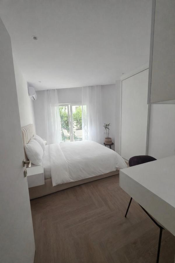 NU Apartment Private Garden - Bed and Breakfast Tirana